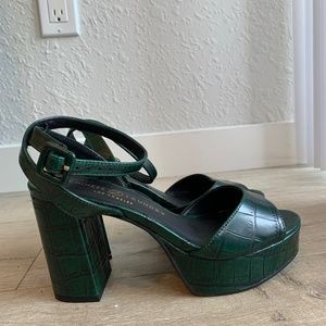 NWOT Chinese Laundry Ankle Strap Platform Heels